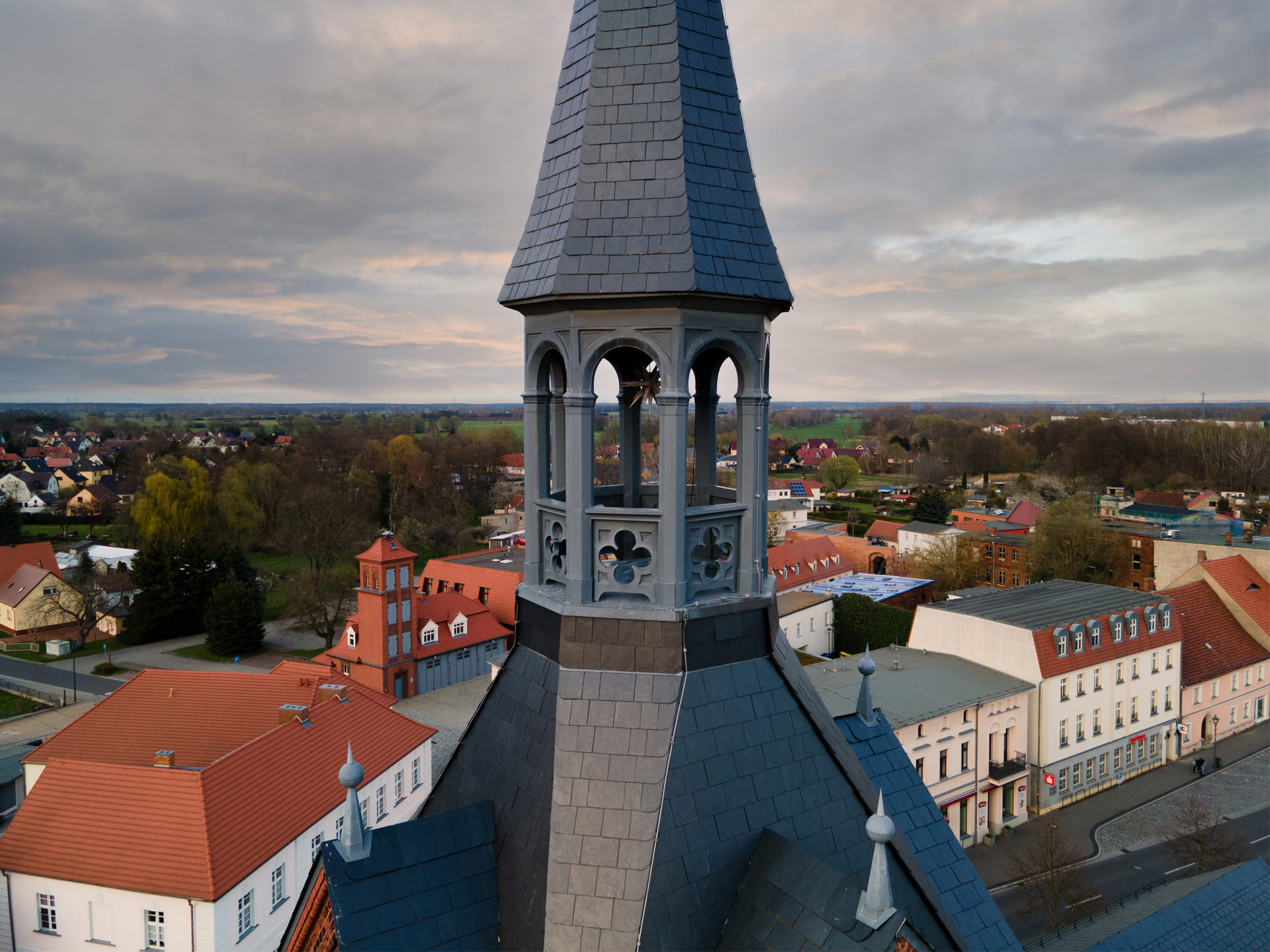 3grad plus AG, Dach, Steildach, Flachdach, Spengler, Blitzschutz, Absturzsicherung, Fassade. Steildach oder auch Turmdach oder Zeltdach, ausgebildet mit geschuppter Deckung, Schieferdeckung oder auch Naturschiefer, Gratausblidung, Traufabschluss. optisch wird das auch mit anderen Materialien wie Eternit oder Metallschuppen erreicht, zum Beispiel mit Produkten von Prefa von VM Zinc oder eigen produzierten Rauten in allen erdenklichen Metallen und Farben. Ergänzt wurde das Dach mit einer Blitzschutzanlage, Blitzschutz, Blitzschutzkonzept. Die Absturzsicherung gewährt einen sicheren Dachzugang, respektive eine Begehung zur Dachkontrolle, zur Wartung oder zum Dachservice.