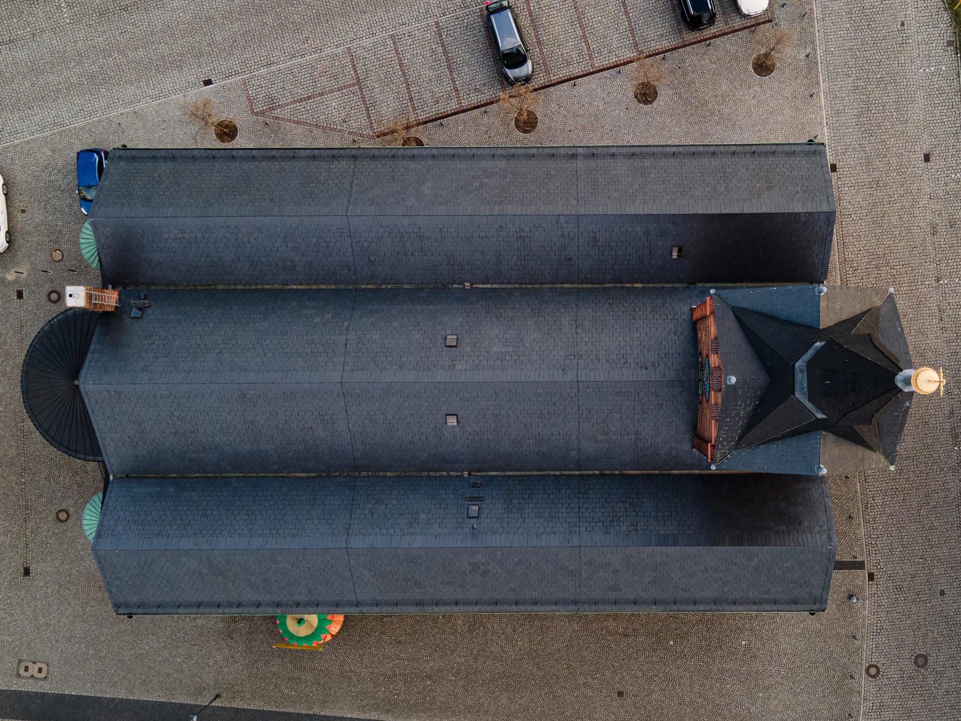 3grad plus AG, 3° plus AG, 3grad plus, 3° plus, Steildach, Flachdach, Spengler, Blitzschutz, Absturzsicherung, Fassade. Steildach oder auch Turmdach oder Zeltdach, ausgebildet mit geschuppter Deckung, Schieferdeckung oder auch Naturschiefer, Gratausblidung, Traufabschluss. optisch wird das auch mit anderen Materialien wie Eternit oder Metallschuppen erreicht, zum Beispiel mit Produkten von Prefa von VM Zinc oder eigen produzierten Rauten in allen erdenklichen Metallen und Farben. Spenglerarbeiten, Spengler, Blech, Ornamente, restauriert, Entwässerung, Ablaufrohre, Rohre, Sammelkasten, Shedrinne, Innenliegende Rinne, Doppelrinne, Notüberläufe, Doppelboden, Dilatation, Dachfenster, Schneefang, Schneestopp. Kamin, Schornstein, Kaminbekleidung, Schornsteinbekleidung, Sturmspitze montiert, Gold, vergoldet, Kegeldach, Vordach, Kupfer, Kupferpatina, Patina, Kupfer alt, Kupfer verbittert braun, Kupfer nordic brown, Doppelfalzdach, Doppelfalz, Stehfalz, Spenlgertechnik, Rinnensegmente, Ergänzt wurde das Dach mit einer Blitzschutzanlage, Blitzschutz, Blitzschutzkonzept. Die Absturzsicherung gewährt einen sicheren Dachzugang, respektive eine Begehung zur Dachkontrolle, zur Wartung oder zum Dachservice.