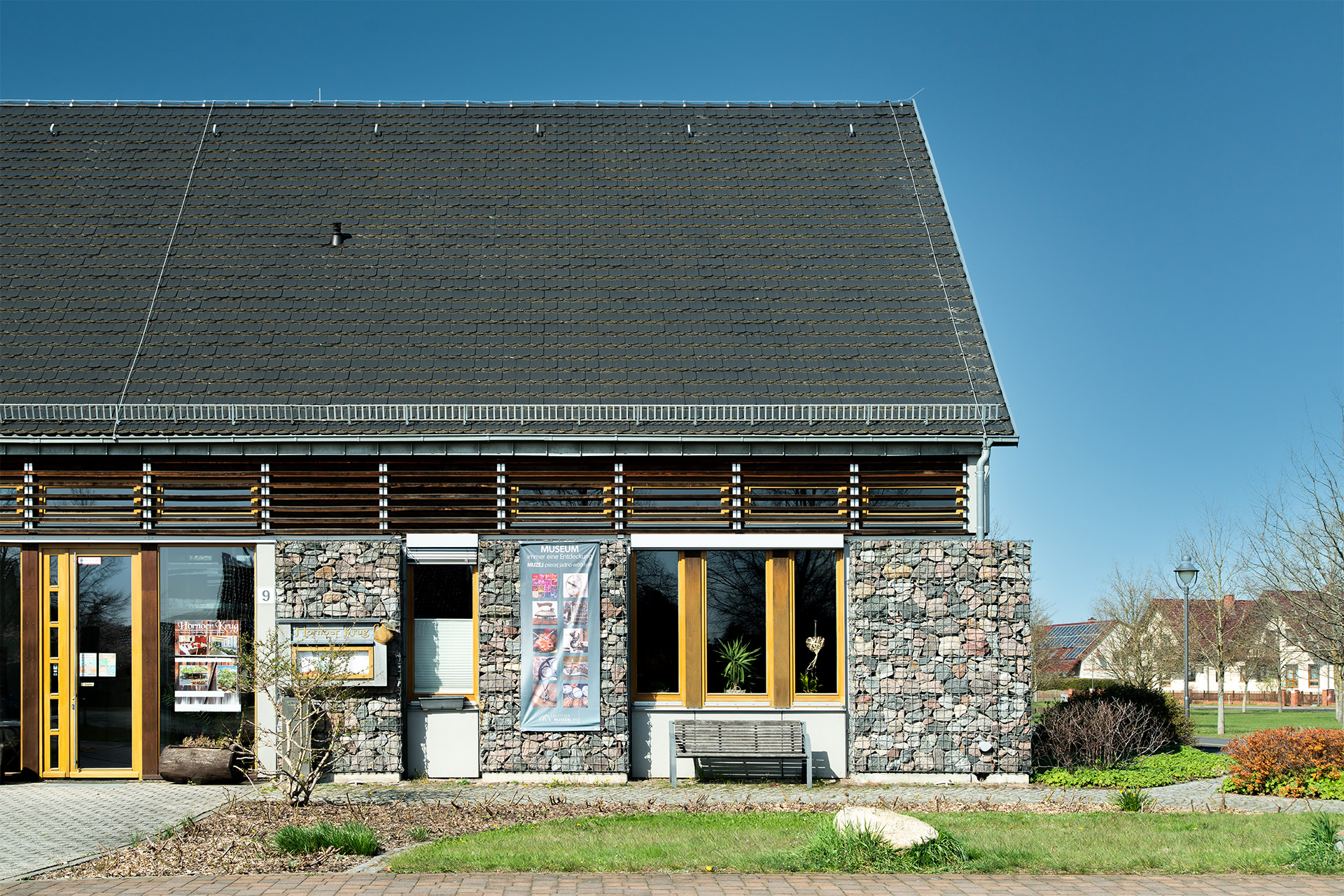 3grad plus AG, 3° plus AG, 3grad plus, 3° plus, Dach, Steildach, Sheddach, Zeltdach, Turmdach, Walmdach, Krüppelwalmdach, Tonnendach, Kuppeldach, Satteldach, Schieferdach, Eternitdach, Ziegeldach, Biberschwanz Ziegel Dach, Strohdach, Flachdach, Gründach, Nacktdach, Metalldach, Spengler, Blitzschutz, Blitzableiter, Absturzsicherung, Fassade, Metallfassade, Eternitfassade, Holzfassade, hinterlüftete Fassade. Vorgehängte Fassade, PV, Photovoltaik. Steildach mit Biberschwanz – Deckung, Biberschwanzdeckung, Ziegeldeckung, Schieferdeckung, Naturschiefer, Schieferprofi, Schieferspezialist. Blitzschutzanlage mit Blitzschutzkonzept. Sicherheitshaken für die Absturzsicherung. Schneefangvorrichtung, Schneefänger, Schneefang, Schneefanggitter aus verzinktem Stahl, Schnee Stopper, Schneestopper. Spenglerarbeiten aus Kupfer – Titan – Zink (Cu-Ti-Zn), Kupfer (CU), Aluminium (al), Titan, Zink, Uginox, Ugitop, Edelstahl, Chromnickelstahl, CNS, Chrom-Nickel-Stahl, Chromnickel-Stahl, Patina, Prefa, Rheinzink, VM zinc. Einfassungen mit Entlüftungshut genauer Lamellenhut, Lüftung, Entlüftung, Strangentlüftung, Kamin, Kaminbekleidung, Kaminverkleidung, Kaminhut, Kaminabdeckung, Bleilappen. vorgehängte Eckige Rinne, halbrunde Rinne mit Ablaufstutzen zu Ablaufrohren, Sockelrohren mit Schiebestück, Rohrschellen, Schwanenhals, Schweizerbogen,