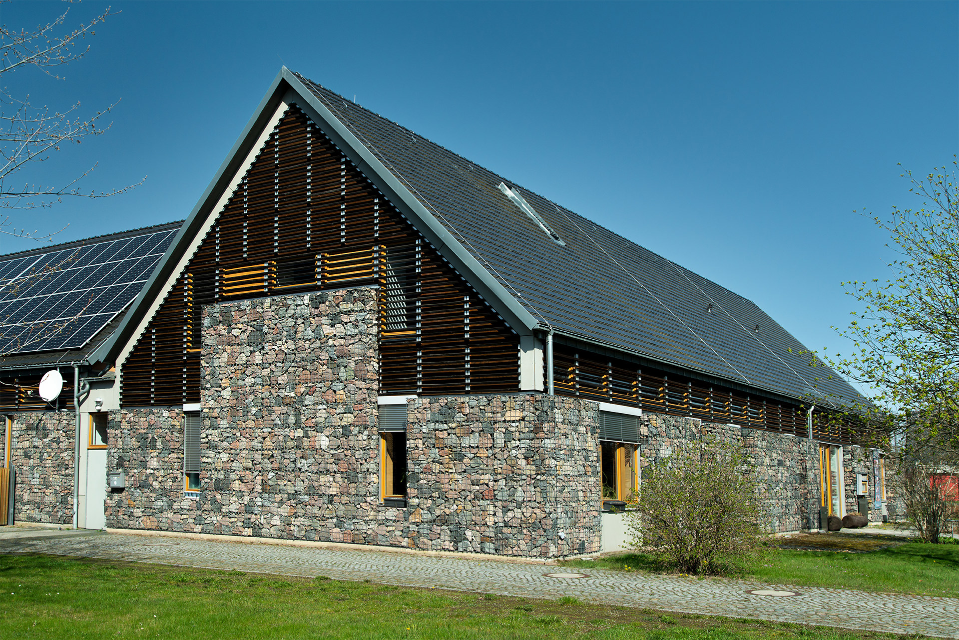 3grad plus AG, 3° plus AG, 3grad plus, 3° plus, Dach, Steildach, Sheddach, Zeltdach, Turmdach, Walmdach, Krüppelwalmdach, Tonnendach, Kuppeldach, Satteldach, Schieferdach, Eternitdach, Ziegeldach, Biberschwanz Ziegel Dach, Strohdach, Flachdach, Gründach, Nacktdach, Metalldach, Spengler, Blitzschutz, Blitzableiter, Absturzsicherung, Fassade, Metallfassade, Eternitfassade, Holzfassade, hinterlüftete Fassade. Vorgehängte Fassade, PV, Photovoltaik. Steildach mit Biberschwanz – Deckung, Biberschwanzdeckung, Ziegeldeckung, Schieferdeckung, Naturschiefer, Schieferprofi, Schieferspezialist. Blitzschutzanlage mit Blitzschutzkonzept. Sicherheitshaken für die Absturzsicherung. Schneefangvorrichtung, Schneefänger, Schneefang, Schneefanggitter aus verzinktem Stahl, Schnee Stopper, Schneestopper. Spenglerarbeiten aus Kupfer – Titan – Zink (Cu-Ti-Zn), Kupfer (CU), Aluminium (al), Titan, Zink, Uginox, Ugitop, Edelstahl, Chromnickelstahl, CNS, Chrom-Nickel-Stahl, Chromnickel-Stahl, Patina, Prefa, Rheinzink, VM zinc. Einfassungen mit Entlüftungshut genauer Lamellenhut, Lüftung, Entlüftung, Strangentlüftung, Kamin, Kaminbekleidung, Kaminverkleidung, Kaminhut, Kaminabdeckung, Bleilappen. vorgehängte Eckige Rinne, halbrunde Rinne mit Ablaufstutzen zu Ablaufrohren, Sockelrohren mit Schiebestück, Rohrschellen, Schwanenhals, Schweizerbogen,