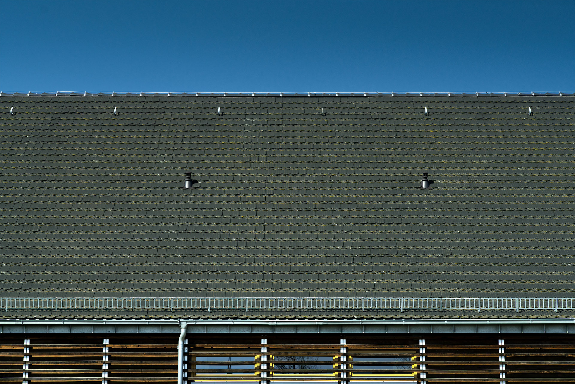 3grad plus AG, 3° plus AG, 3grad plus, 3° plus, Dach, Steildach, Sheddach, Zeltdach, Turmdach, Walmdach, Krüppelwalmdach, Tonnendach, Kuppeldach, Satteldach, Schieferdach, Eternitdach, Ziegeldach, Biberschwanz Ziegel Dach, Strohdach, Flachdach, Gründach, Nacktdach, Metalldach, Spengler, Blitzschutz, Blitzableiter, Absturzsicherung, Fassade, Metallfassade, Eternitfassade, Holzfassade, hinterlüftete Fassade. Vorgehängte Fassade, PV, Photovoltaik. Steildach mit Biberschwanz – Deckung, Biberschwanzdeckung, Ziegeldeckung, Schieferdeckung, Naturschiefer, Schieferprofi, Schieferspezialist. Blitzschutzanlage mit Blitzschutzkonzept. Sicherheitshaken für die Absturzsicherung. Schneefangvorrichtung, Schneefänger, Schneefang, Schneefanggitter aus verzinktem Stahl, Schnee Stopper, Schneestopper. Spenglerarbeiten aus Kupfer – Titan – Zink (Cu-Ti-Zn), Kupfer (CU), Aluminium (al), Titan, Zink, Uginox, Ugitop, Edelstahl, Chromnickelstahl, CNS, Chrom-Nickel-Stahl, Chromnickel-Stahl, Patina, Prefa, Rheinzink, VM zinc. Einfassungen mit Entlüftungshut genauer Lamellenhut, Lüftung, Entlüftung, Strangentlüftung, Kamin, Kaminbekleidung, Kaminverkleidung, Kaminhut, Kaminabdeckung, Bleilappen. vorgehängte Eckige Rinne, halbrunde Rinne mit Ablaufstutzen zu Ablaufrohren, Sockelrohren mit Schiebestück, Rohrschellen, Schwanenhals, Schweizerbogen,