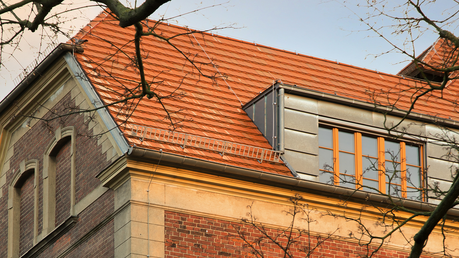 3grad plus AG, Dach, Steildach, Flachdach, Spengler, Blitzschutz, Absturzsicherung, Fassade. Steildach mit Biberschwanz - Deckung, Ziegeldeckung, Blitzschutzanlage mit Blitzschutzkonzept, Blitzschutz Ableiter, Sicherheitshaken für die Absturzsicherung, Schneefangvorrichtung, Schneefänger Schneefang Schneefanggitter aus verzinktem Stahl, Spenglerarbeiten aus Kupfer – Titan – Zink (Cu-Ti-Zn), Lukarne, Lukarnenbekleidung, Metalldach, Doppelfalzdeckung, Winkelfalzdeckung, Schneefangklemmen, Schneefangrohr, Rinne eckig vorgehängt, Fensterzarge, Leibungsbekleidung und Sturzbekleidung, Fassadenbekleidung im Steildach mit Schrägschnitt, Bekleidung mit Hinterlüftung, Stulpfalzbekleidung, vorgehängte halbrunde Rinne, Gehrschild, Gehrschildwikel, Rinne mit Ablaufstutzen zu Ablaufrohren, Sockelrohren mit Schiebestück