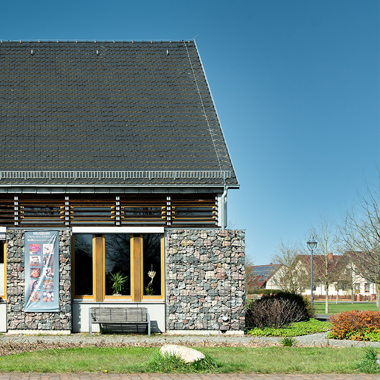 3grad plus AG, 3° plus AG, 3grad plus, 3° plus, Dach, Steildach, Schieferdach, Eternitdach, Ziegeldach, Biberschwanz Ziegel Dach, Strohdach, Flachdach, Gründach, Nacktdach, Metalldach, Spengler, Blitzschutz, Blitzableiter, Absturzsicherung, Fassade, Metallfassade, Eternitfassade, Holzfassade, hinterlüftete Fassade. Vorgehängte Fassade, PV, Photovoltaik. Steildach mit Biberschwanz – Deckung, Biberschwanzdeckung, Ziegeldeckung, Schieferdeckung, Naturschiefer, Schieferprofi, Schieferspezialist. Blitzschutzanlage mit Blitzschutzkonzept. Sicherheitshaken für die Absturzsicherung. Schneefangvorrichtung, Schneefänger, Schneefang, Schneefanggitter aus verzinktem Stahl, Schnee Stopper, Schneestopper. Spenglerarbeiten aus Kupfer – Titan – Zink (Cu-Ti-Zn), Kupfer (CU), Aluminium (al), Titan, Zink, Uginox, Ugitop, Edelstahl, Chromnickelstahl, CNS, Chrom-Nickel-Stahl, Chromnickel-Stahl, Patina, Prefa, Rheinzink, VM zinc. Einfassungen mit Entlüftungshut genauer Lamellenhut, Lüftung, Entlüftung, Strangentlüftung, Kamin, Kaminbekleidung, Kaminverkleidung, Kaminhut, Kaminabdeckung, Bleilappen. vorgehängte Eckige Rinne, halbrunde Rinne mit Ablaufstutzen zu Ablaufrohren, Sockelrohren mit Schiebestück, Rohrschellen, Schwanenhals, Schweizerbogen,