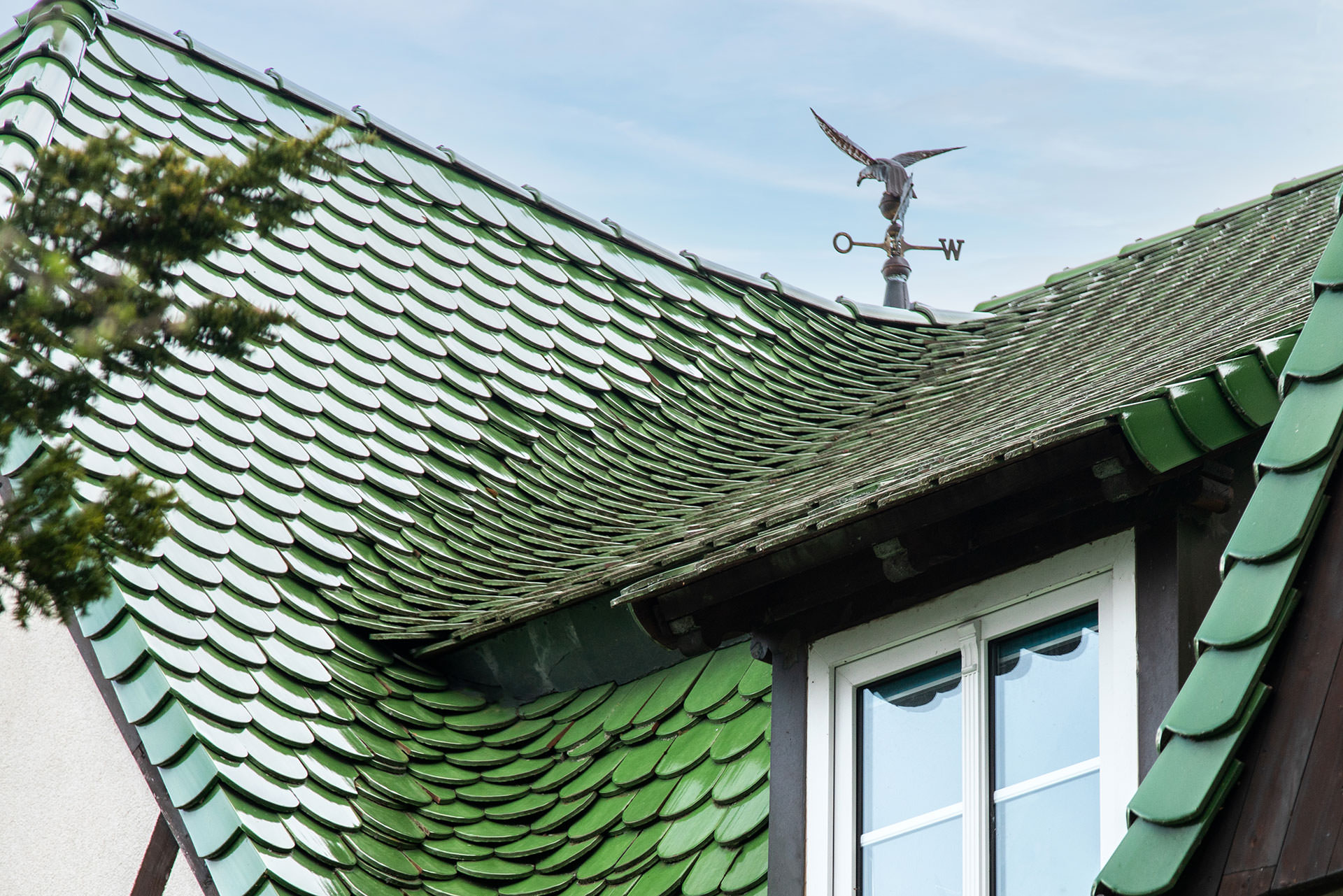 3grad plus AG, 3° plus AG, 3grad plus, 3° plus, Biberschwanzziegel Dach mit eingebundener Kehle, Kehle mit Biberschwanz ausgebildet, Ortabschluss mit Ortgangziegel